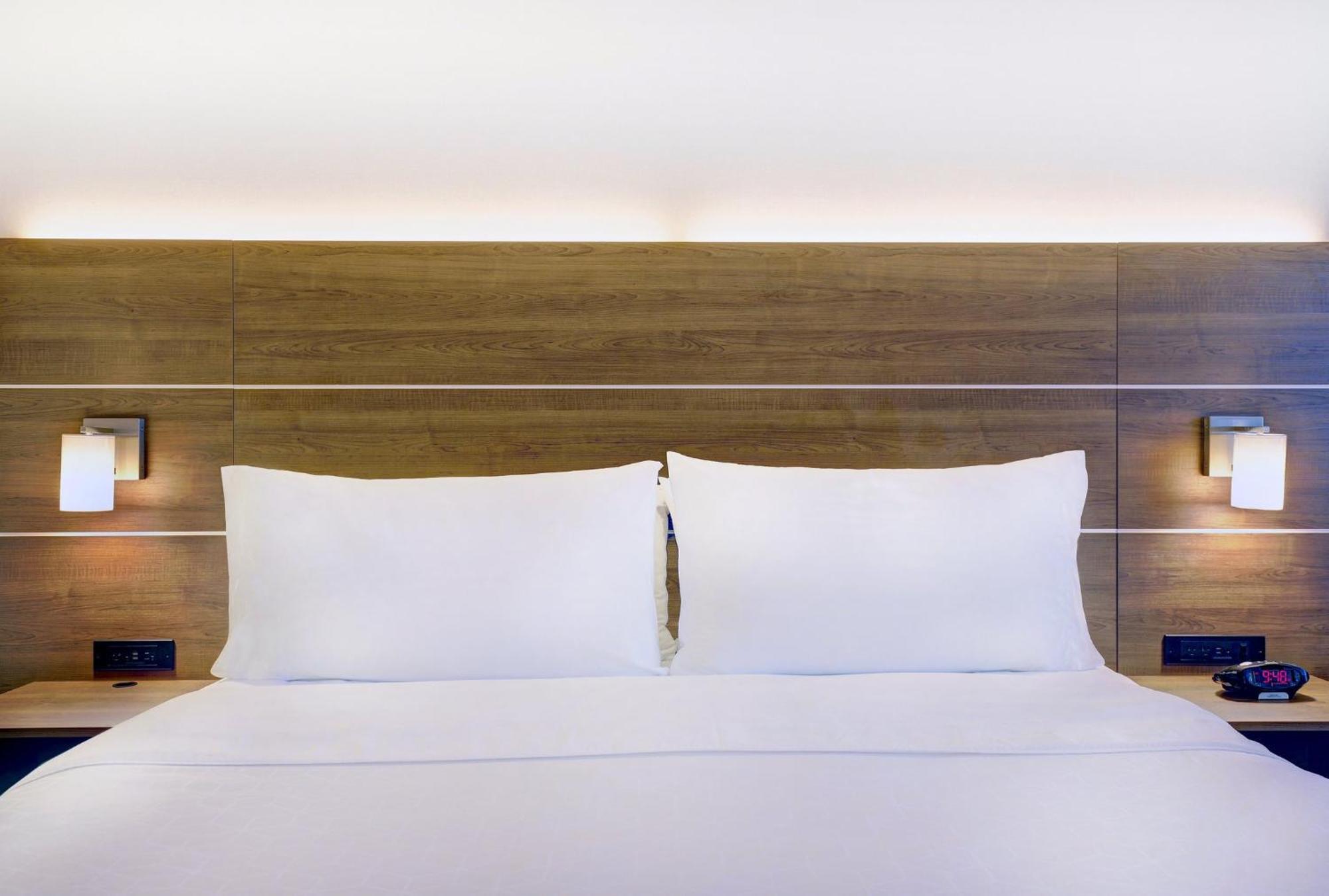 Holiday Inn Express Whitby Oshawa By Ihg Zewnętrze zdjęcie